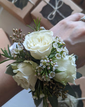 Load image into Gallery viewer, Wrist Corsage