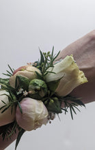 Load image into Gallery viewer, Wrist Corsage