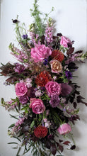 Load image into Gallery viewer, Deluxe standing Floral Spray
