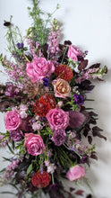 Load image into Gallery viewer, Deluxe standing Floral Spray
