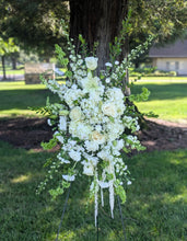 Load image into Gallery viewer, Deluxe standing Floral Spray

